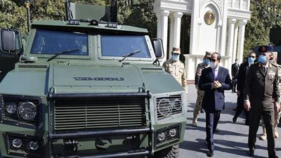 السيسي يتفقد عددا من مشروعات تطوير القاهرة ونماذج للمركبات المدرعة والكلية الحربية | فيديو