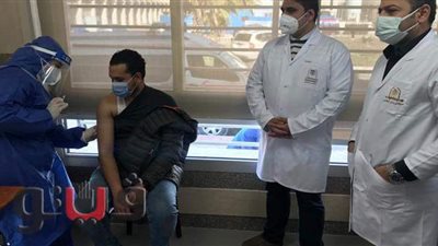 تلقي الأطقم الطبية ببدر الجامعي التطعيمات ضد فيروس كورونا