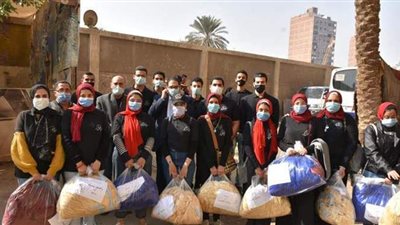 جامعة القاهرة توزع 145 بطانية وتقدم مساعدات إنسانية لأهالي عشش السودان بالجيزة