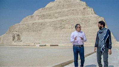 وزير السياحة والآثار يلتقي الفنان خالد النبوي أمام هرم زوسر | صور