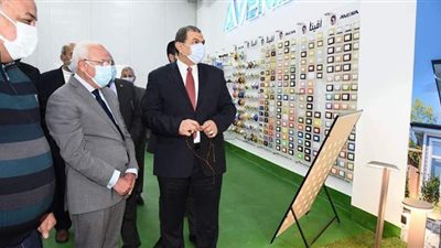 وزير القوى العاملة ومحافظ بورسعيد يتفقدان مصنعا للأدوات الكهربائية | صور
