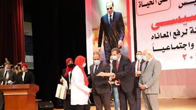 سعفان يسلم 59 شهادة إتمام الدورات التدريبية مجانا علي في بورسعيد