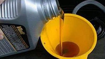 التحفظ على زيوت سيارات مستعملة وطرحها في السوق بالغش للمستهلكين بالهرم