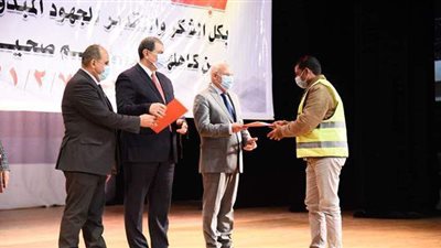 وزير القوى العاملة يسلم وثائق تأمين ضد الحوادث للعمالة غير المنتظمة ببورسعيد | صور