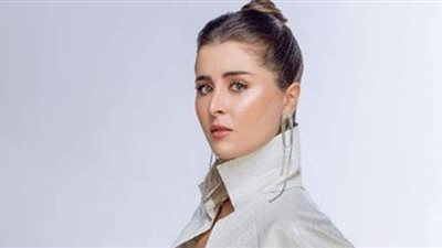 عائشة بن أحمد تحتفل بعيد ميلادها رفقة قطتها