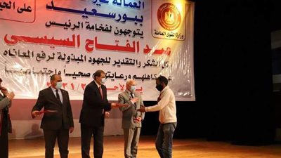 سعفان يختتم زيارة بورسعيد بتسليم 500 عامل وثيقة تأمين ضد الحوادث