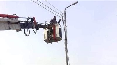 رفع القمامة واستعدال وتغيير أعمدة الإنارة غير الصالحة بالزقازيق