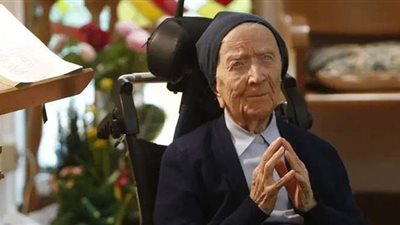 ساعات وتحتفل بعيد ميلادها الـ117.. أكبر معمرة في أوروبا تنتصر على كورونا