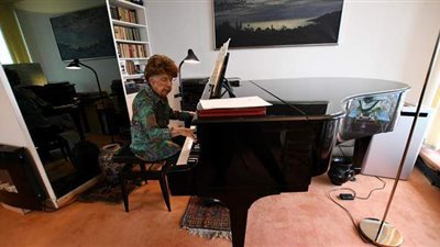 السن مجرد رقم.. فرنسية عمرها 106”عاماً تعزف البيانو وتصدر ألبومها السادس