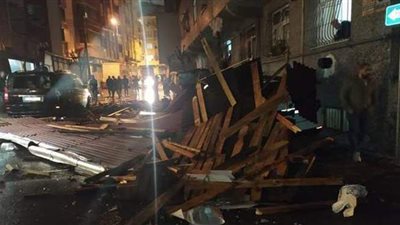 عاصفة قوية تضرب أسطنبول وتتسبب بسقوط الأسطح على السيارات | فيديو