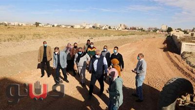 محافظ الوادي الجديد يتفقد سير العمل بطريق أرض البحوث بالخارجة
