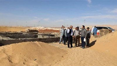 محافظ الوادي الجديد يتابع سير العمل بمشروع إنتاج الحرير بالخارجة