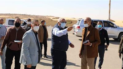 محافظ الوادي الجديد يتفقد موقف سيارات الأقاليم بمدينة الخارجة