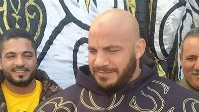 بيج رامي يلتقط الصور التذكارية مع أهالي قريته بكفر الشيخ (صور)