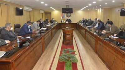 محافظ أسيوط يناقش الموقف التنفيذي لخطة الرصف وصيانة الطرق