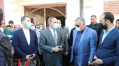 محافظ كفر الشيخ يصرف 10 آلاف جنيه لكل أسرة بالعقار المنهار | صور