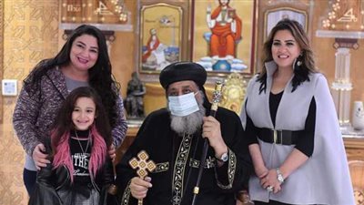 تلبية لرغبتها.. البابا تواضروس يلتقى طفلة موهوبة في الألحان والشعر