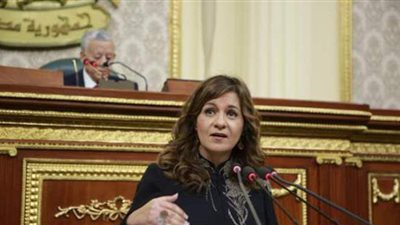 السفيرة نبيلة مكرم تستعرض جهود مكافحة الهجرة غير الشرعية