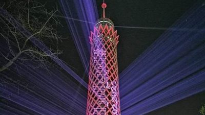 برج القاهرة يتزين بالأحمر احتفالا بوصول مسبار الأمل للمريخ | صور