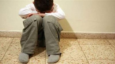 بياكل جسمه بأسنانه.. ربة منزل تبكي بسبب مرض ابنها | فيديو