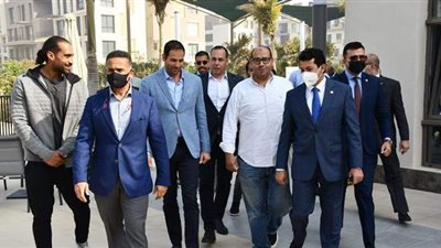 أشرف صبحي يتفقد نادي Club S