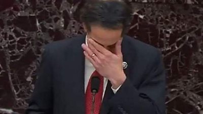 رئيس فريق الادعاء في محاكمة ترامب يحبس دموعه أمام مجلس الشيوخ