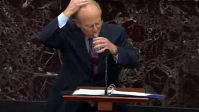 عادة يهودية.. رشفة ماء لمحامي ترامب تثير الجدل حول العالم