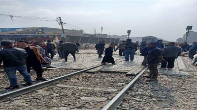 تعطل قطار فوق مزلقان قليوب |صور