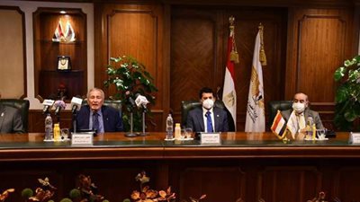 وزير الطيران يستقبل أشرف صبحي ورئيس الاتحاد الدولى لكرة اليد