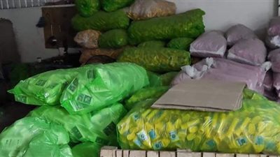 ضبط زيوت وإطارات سيارات مجهولة المصدر فى الإسكندرية