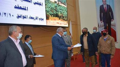 محافظ الوادي الجديد يسلم عقود مشروع 