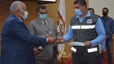 محافظ الوادي الجديد يُكرم مسعفين تقديراً لـ أمانتهم وتفانيهم في العمل