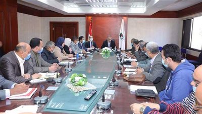 محافظ سوهاج يبحث الموقف التنفيذي لمشروعات مياه الشرب والصرف الصحي