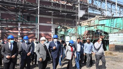 محافظ قنا يشهد بدء موسم عصر القصب بمصنع سكر دشنا