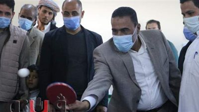 محافظ مطروح يلعب «بينج بونج» مع أحد مستفيدي حياة كريمة | فيديو وصور