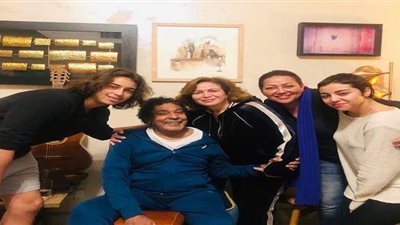 برفقة شقيقتها.. إلهام شاهين تفاجئ محمد منير بزيارة خاصة في شقته | صورة