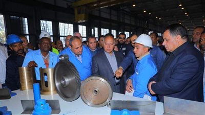 رئيس السكك الحديدية يتفقد ورش الهيئة لمتابعة تحسين العربات