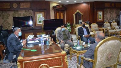 محافظ المنيا يبحث آليات تنفيذ مبادرة حياة كريمة بالتنسيق مع كلية الهندسة