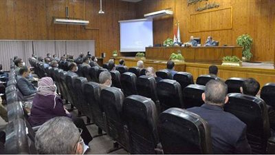 محافظ أسيوط يبحث مشروع تطوير الريف بـ149 قرية