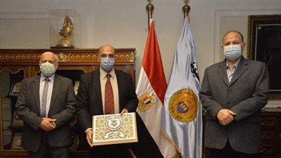 محافظ أسيوط يكرم مدير الطب البيطري لبلوغه سن المعاش