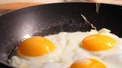 تناول بيضة يوميا يزيد فرص الوفاة بنسبة 7%.. اعرف الحقيقة | فيديو