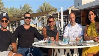 عمرو دياب ينشر صورة من كواليس تصوير إعلانه الجديد مع إنجي كيوان