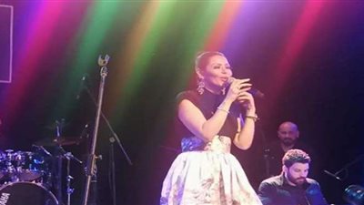 لقاء الخميسي تحيي أول حفل غنائي لها.. وعبد المنصف يدعمها