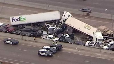 تراكم 100 سيارة فى تكساس يتسبب في مقتل خمسة وإصابة العشرات