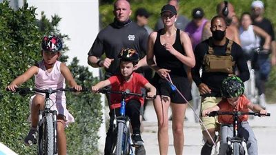 برفقة كلبها وأطفالها الثلاثة.. إيفانكا ترامب تمارس رياضة الجري في ميامي