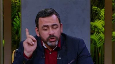 مرتديًا القميص الأحمر.. يوسف الحسيني: أنا أول مذيع زملكاوي يحتفل بالأهلي | فيديو