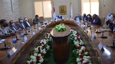 الزملوط وهيكل يلتقيان العاملين بمشروع توصيل الغاز الطبيعي بالوادي الجديد