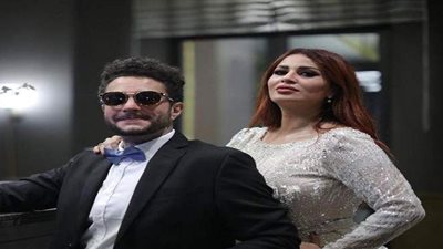 أحمد الفيشاوي لزوجته: «إحنا على الهواء متشتميش» |فيديو