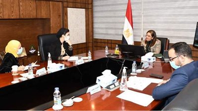 وزيرة التخطيط تناقش مع ممثلي 
