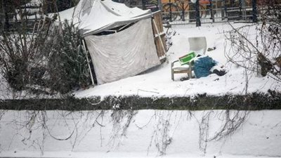 مُشردة تضع وليدها فجراً بالشارع وفي حرارة تحت الصفر